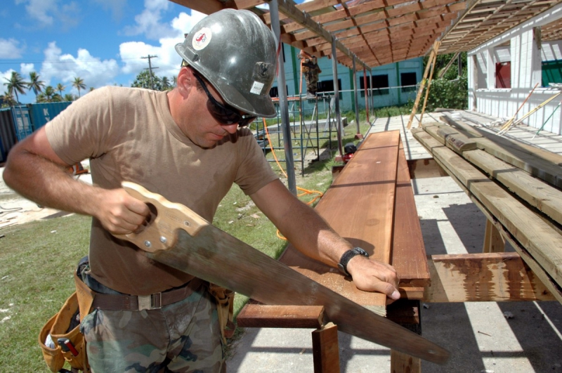 charpentier-ST CEZAIRE SUR SIAGNE-min_worker_construction_building_carpenter_male_job_build_helmet-893290